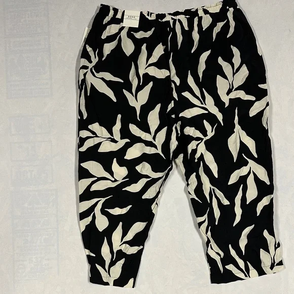 NWT SoHo Apparel Plus Baggy Floral Capri Size 2x - Picture 5 of 8